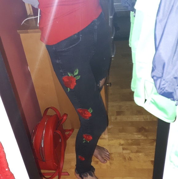 Zara's embroidered roses low-rise black jeans - Picture 2 of 4